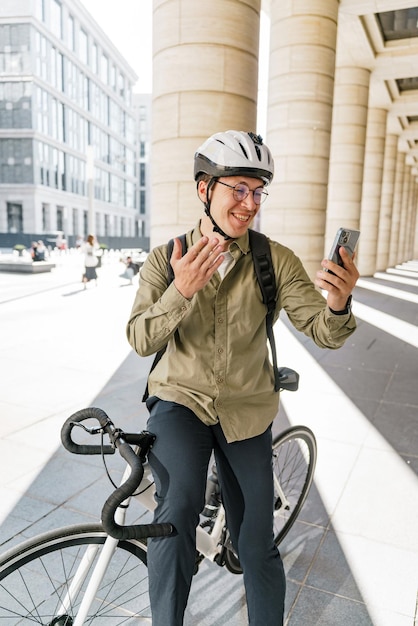 Photo appel vidéo, un cycliste masculin communique en ligne avec un ami