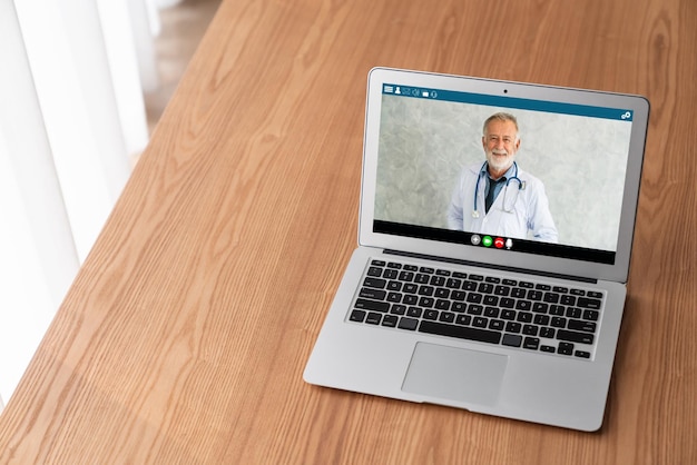 Appel vidéo du médecin en ligne par application logicielle de télémédecine moderne pour une réunion virtuelle avec le patient