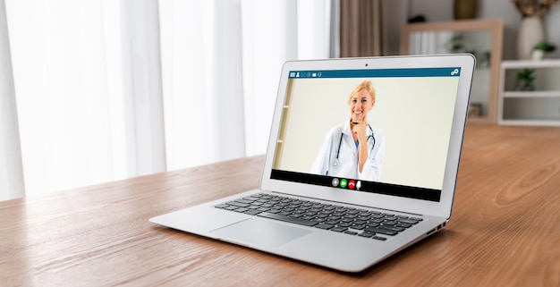 Appel vidéo du médecin en ligne par application logicielle de télémédecine moderne