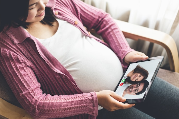 Appel vidéo famille et femme enceinte