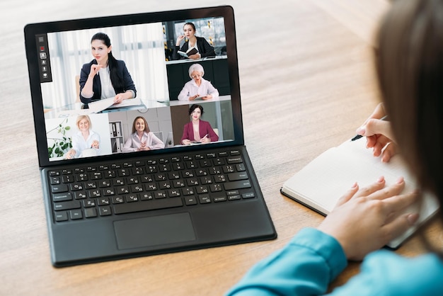 Appel vidéo de groupe Cours de webinaire Téléconférence d'apprentissage en ligne Étudiants regardant la présentation virtuelle d'une entraîneure sur un écran d'ordinateur portable