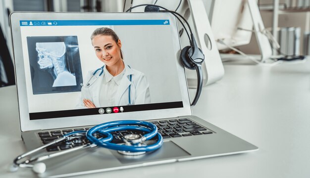 Appel vidéo en ligne du service de télémédecine permettant au médecin de discuter activement avec le patient