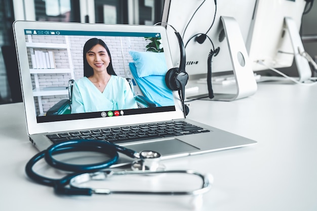 Appel vidéo en ligne du service de télémédecine permettant au médecin de discuter activement avec le patient