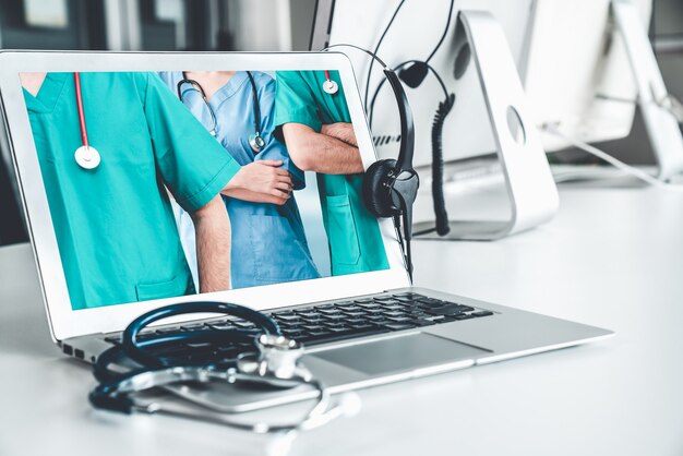 Appel vidéo en ligne du service de télémédecine permettant au médecin de discuter activement avec le patient