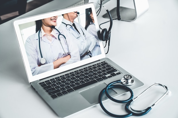 Appel vidéo en ligne du service de télémédecine permettant au médecin de discuter activement avec le patient
