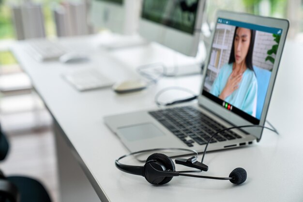 Appel vidéo en ligne du service de télémédecine permettant au médecin de discuter activement avec le patient