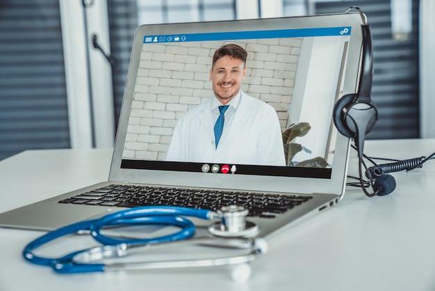 Appel vidéo en ligne du service de télémédecine permettant au médecin de discuter activement avec le patient