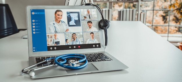 Appel vidéo en ligne du service de télémédecine permettant au médecin de discuter activement avec le patient