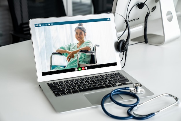 Appel vidéo en ligne du service de télémédecine permettant au médecin de discuter activement avec le patient