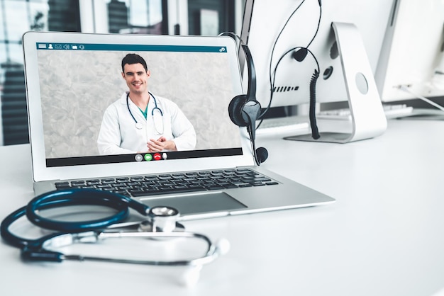 Appel vidéo en ligne du service de télémédecine permettant au médecin de discuter activement avec le patient