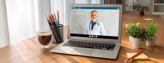 Appel vidéo médecin en ligne par application logicielle de télémédecine moderne pour une réunion virtuelle avec le patient