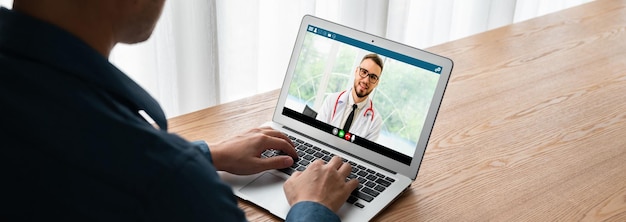 Appel vidéo médecin en ligne par application logicielle de télémédecine moderne