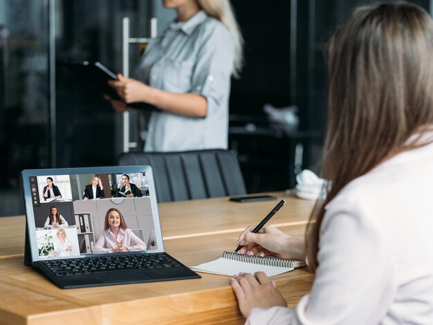 Appel vidéo réunion web collègues femmes d'affaires