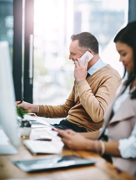 Appeler des entreprises et des hommes matures sur le lieu de travail pour discuter, planifier ou confirmer une réunion avec le client Conversation avec un agent de technologie et de conseil pour la négociation de réseautage ou la rétroaction sur l'affaire