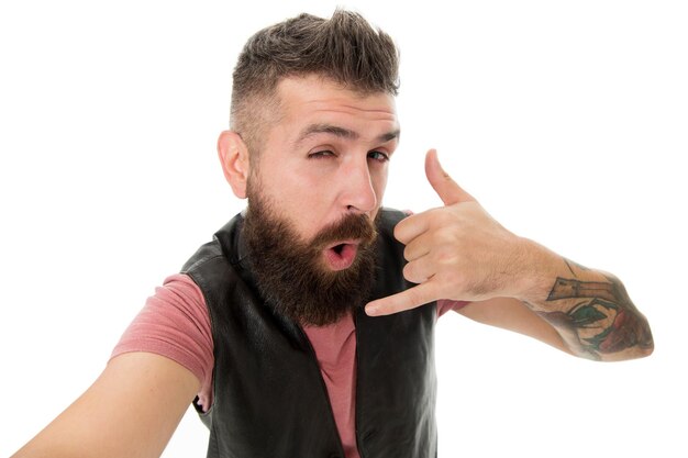 Appelez-moi plus tard Hipster avec une longue barbe symbole conversation Appel mobile Communication mobile Guy hipster barbu maître des communications Appel téléphonique Homme barbu montre appelez-moi geste