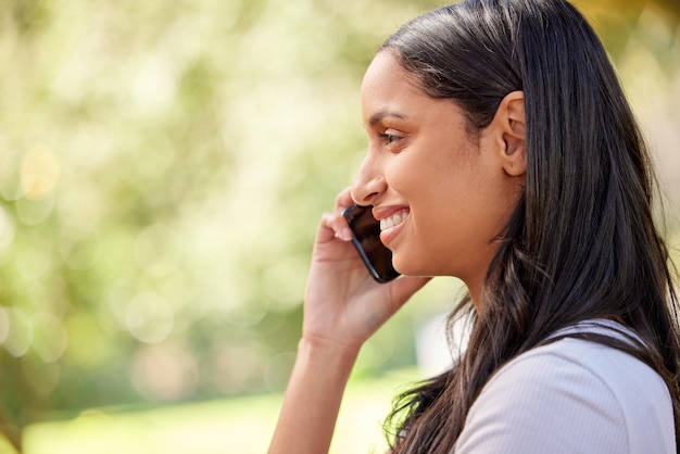 Appelle-moi. Photo recadrée d'une jeune femme séduisante faisant un appel téléphonique tout en se tenant à l'extérieur.