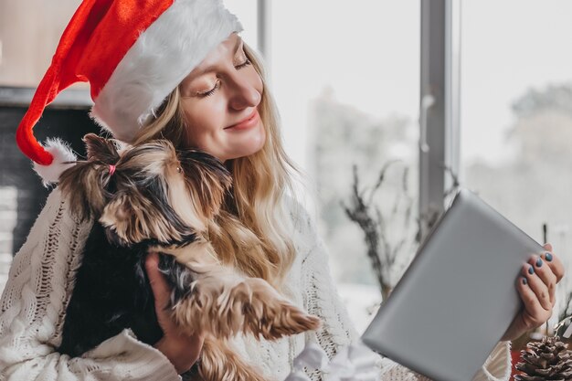 Appels vidéo du Nouvel An. Jeune, caucasien, femme, dans, a, chapeau noël