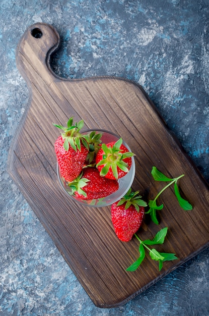 Appétissante fraise mûre dans le verre