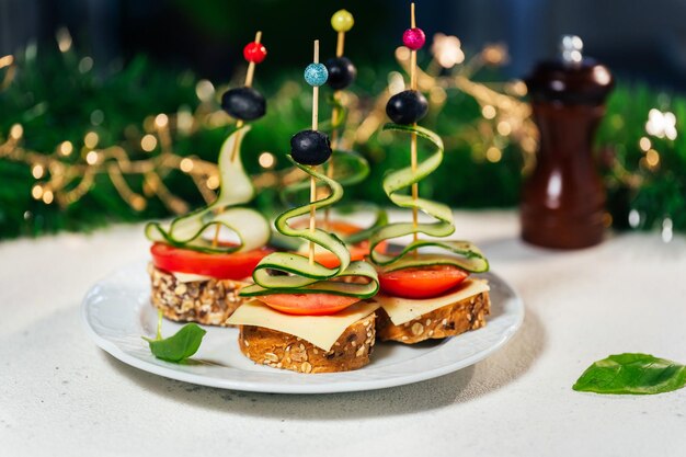 Photo appétit festif de noël ou de nouvel an dans une assiette sur la table