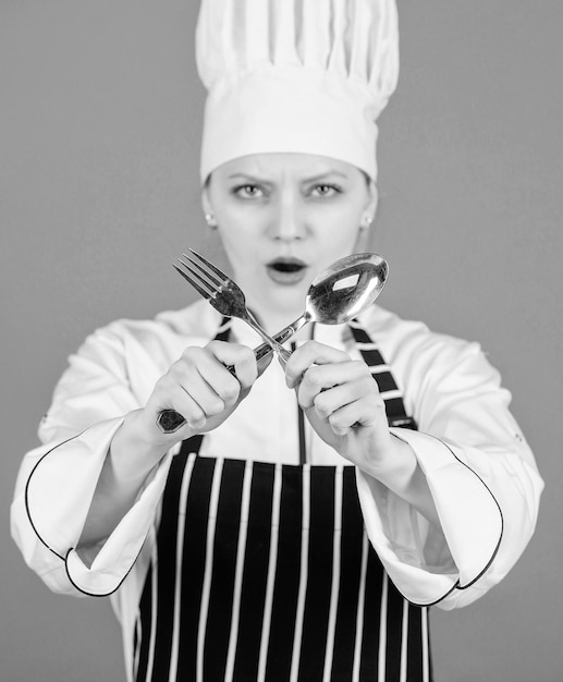 Appétit et goût Cuisine traditionnelle Cuisinier professionnel de l'école culinaire Académie des arts culinaires Concept d'école culinaire Femme chef professionnel tenant une cuillère et une fourchette d'ustensiles Il est temps de manger