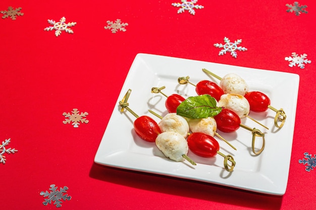 Appétit italien traditionnel dans le style de Noël Mozzarella tomates cerises sur brochettes Année nouvelle