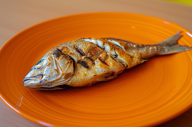 Photo appétit de poisson cuit et servi sur l'orange