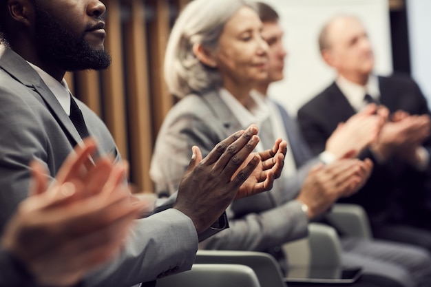 Applaudir après la présentation de l'orateur