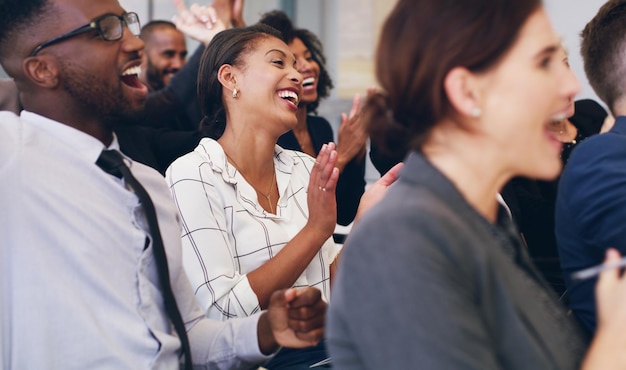 Applaudir le succès et les gens d'affaires en conférence heureux et soutenir lors d'un événement d'entreprise au travail Réunion de célébration et foule d'entreprise applaudissant lors d'un séminaire de formation pour la solidarité avec le sourire