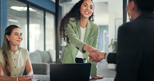 Applaudissements d'affaires poignée de main d'acquisition et les gens célèbrent l'investissement contrat b2b ou le succès de la fusion réunion de négociation client poignée de main et groupe excité pour l'accord de partenariat des femmes