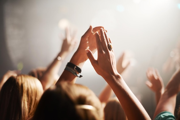 Applaudissements de la foule et des gens lors d'un concert pour une performance de célébration et regarder un groupe Soutien énergétique du public et applaudissements des fans dans un club de festival de musique ou un spectacle de danse rave la nuit