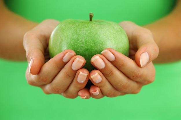 Apple dans les mains de la femme se bouchent