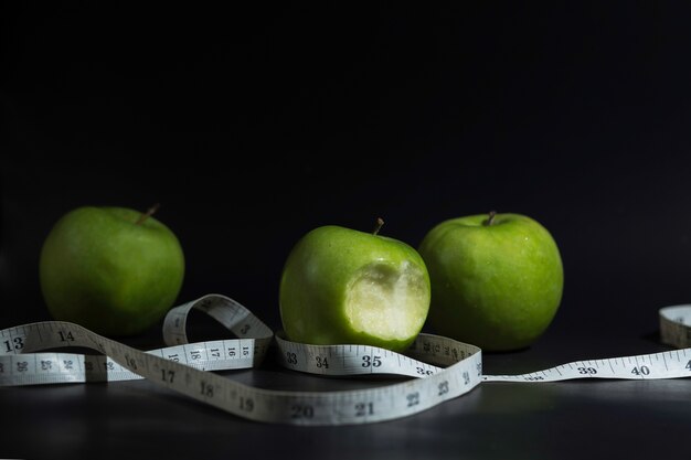 Apple sur fond noir