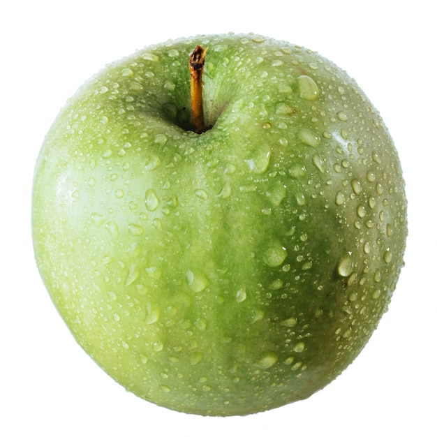 Apple avec des gouttes d'eau isolé sur blanc.