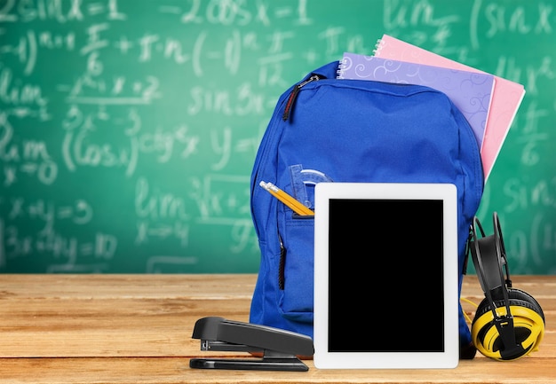 Apple iPad sur blanc avec un sac à dos scolaire