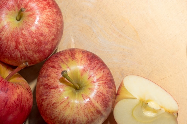 Apple placé sur un plancher en bois.