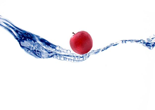 Apple provoquant des éclaboussures d'eau