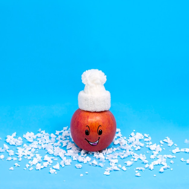 Apple sous forme de petit homme drôle en bonnet blanc