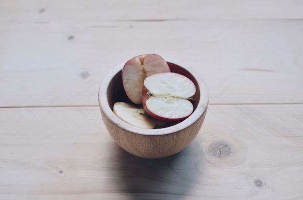 Apple sur la table en bois