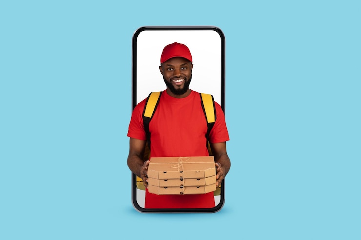 Photo appli de livraison de nourriture, courrier noir avec une pizza qui regarde par son smartphone.