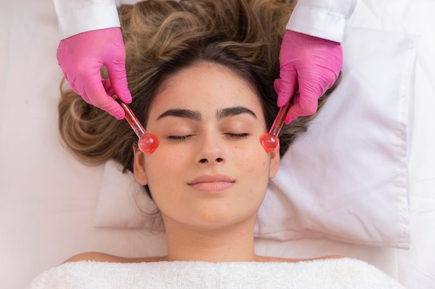 Application des globes de beauté dans les massages et les soins de la peau de relaxation faciale