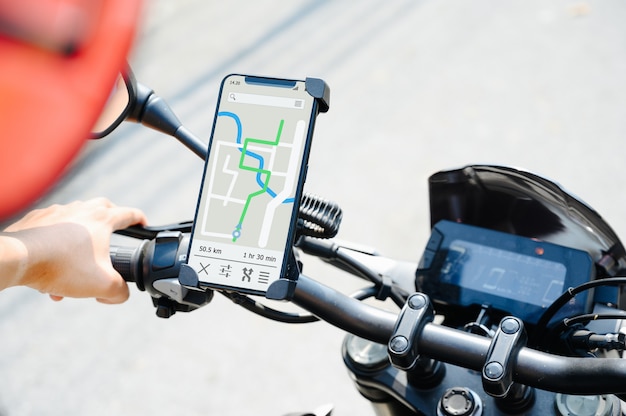 Application GPS dans un smartphone installé au guidon de moto pour navigateur