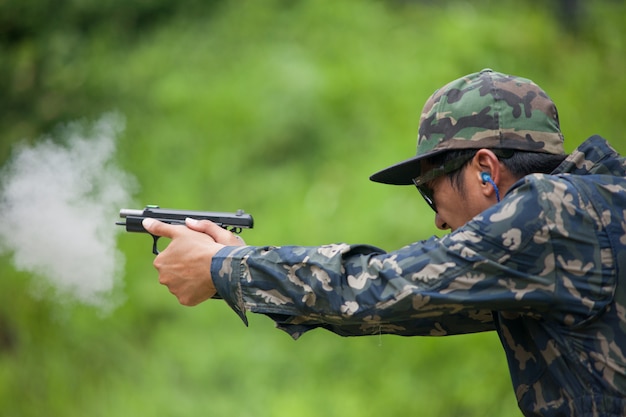 Application de la loi viser le pistolet à deux mains dans le champ de tir de l'académie à Flare