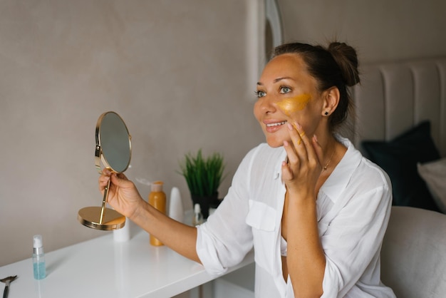 Application de masque facial bio de beauté spa à la maison du spa de jour