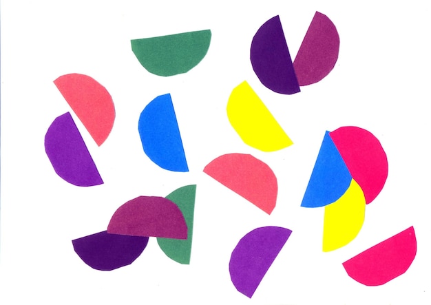 Photo application de papier coupé à partir de couleur avec des ciseaux