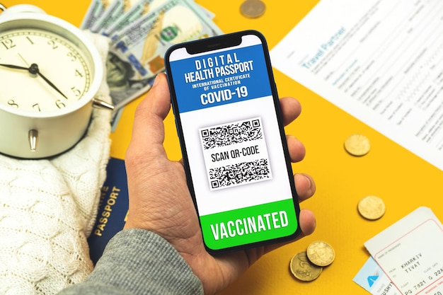 Application de passeport de santé numérique avec résultats des tests de vaccination, vaccination valide, l'homme tient un smartphone avec application