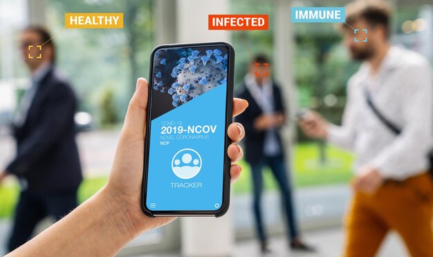 Application De Suivi Des Coronavirus Sur Un Smartphone Mobile. Gros Plan Sur Une Femme Qui Suit Une Foule De Personnes Dans Une Application D'écran De Smartphone. Main Tenant Un Appareil Intelligent. Maquette De Site Web. Traqueur De Virus Corona Covid-19