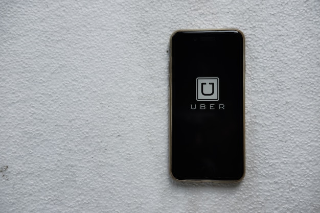 L'application Uber S'affiche Sur Un Téléphone Intelligent Sur Fond Blanc, Uber Est Un Réseau De Transport Basé Sur Des Applications De Smartphone.