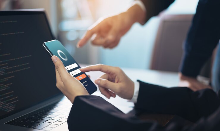 Photo applications de conception de femme d'affaires et d'équipe sur le smartphone