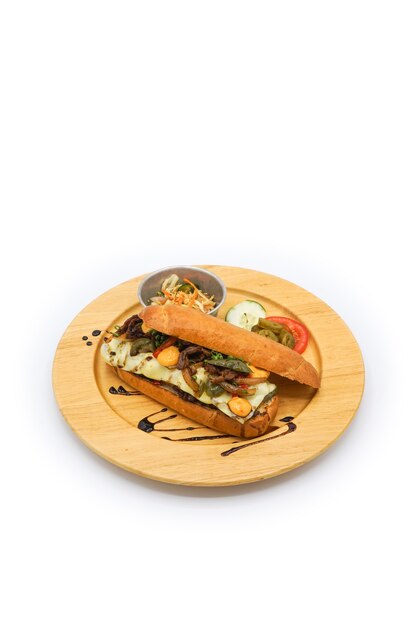 Appliqué de style petit-déjeuner hot-dog de Corée et d'Amérique avec du fromage de porc breef et des légumes sur la plaque de bois circulaire.