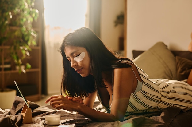 Appliquer de la crème sur les mains le matin